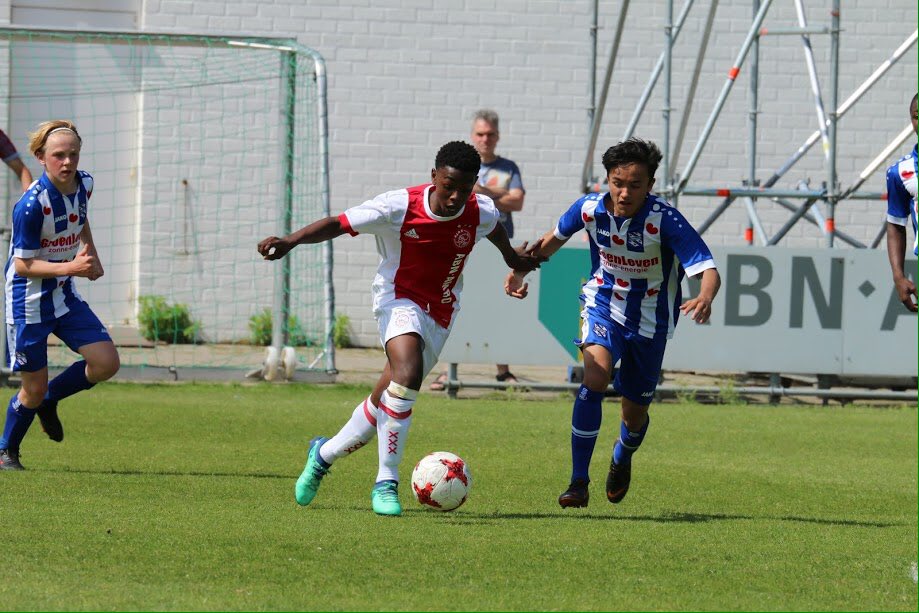 Chelsea are leading the race for Ajax Amsterdam youngster Amourricho van Axel Dongen.