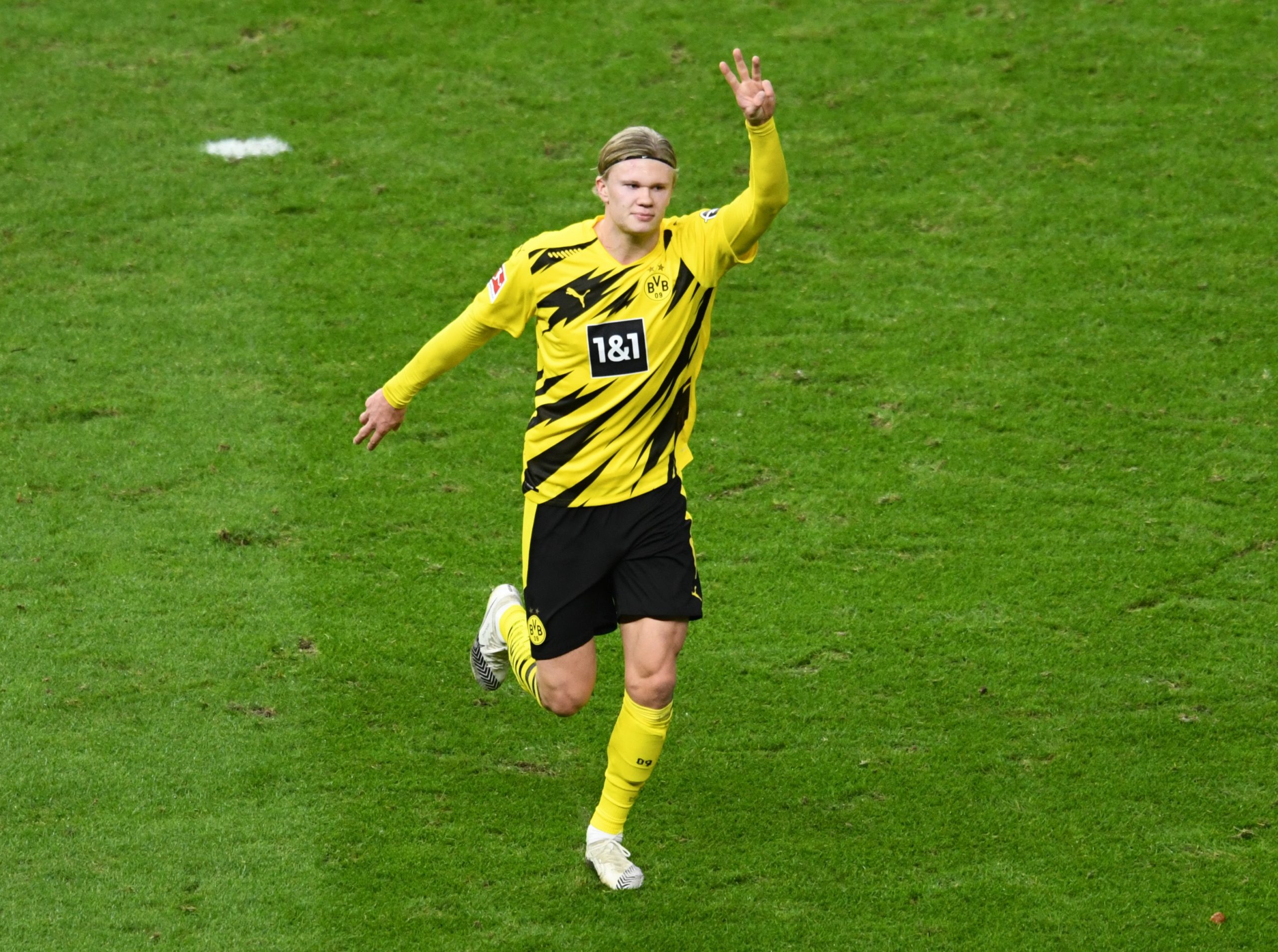 Transfer News: Borussia Dortmund chief Sebastian Kehl confident of retaining Erling Haaland amidst interest from Chelsea.