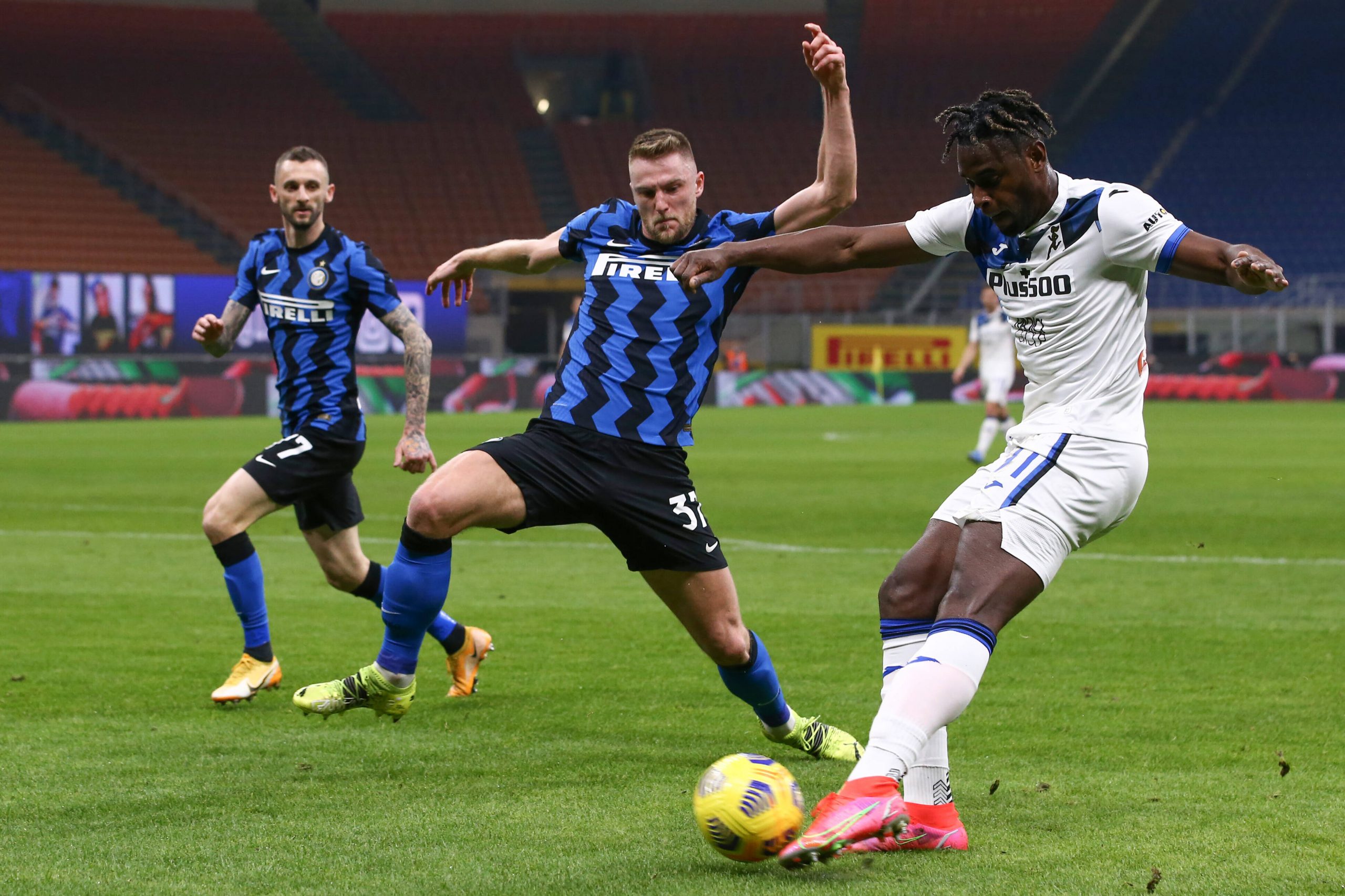 Milan Skriniar of Internazionale closes in on Duvan Zapata of Atalanta as he attempts to cross the ball during the Serie