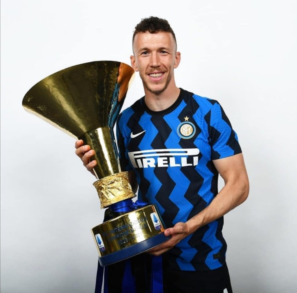 Ivan Perisic with the Serie A title. 