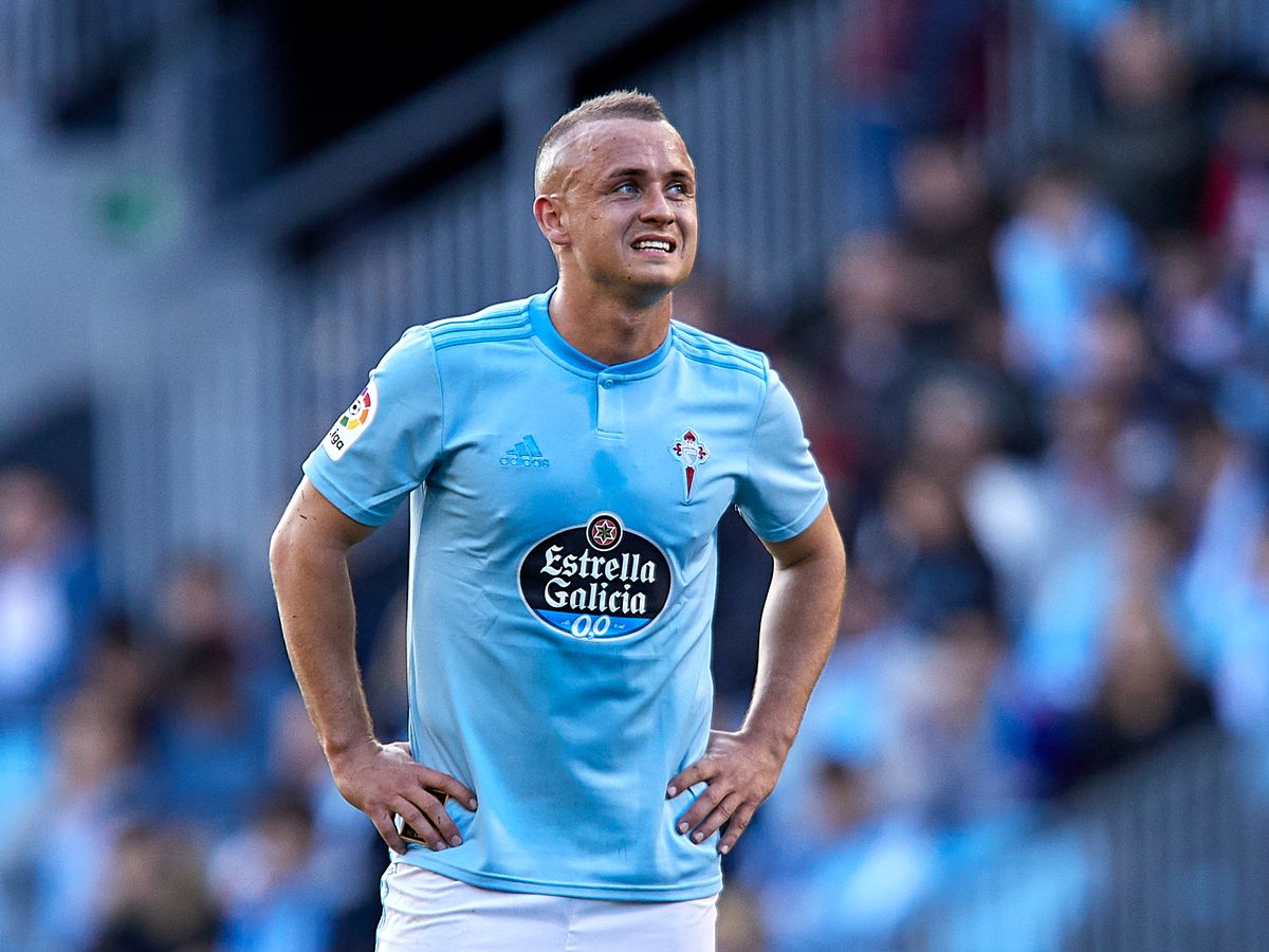 Transfer News: Napoli midfielder Stanislav Lobotka received call from Chelsea for a potential move. (Getty Images)