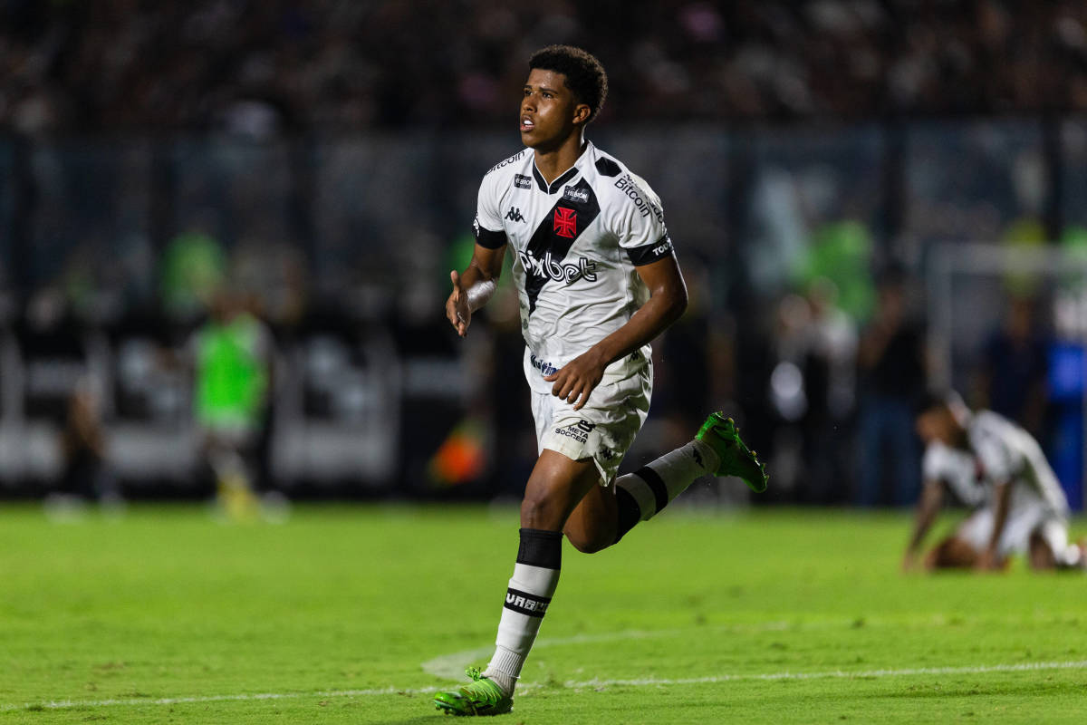 Santos will spend another season at the Brazilian club.