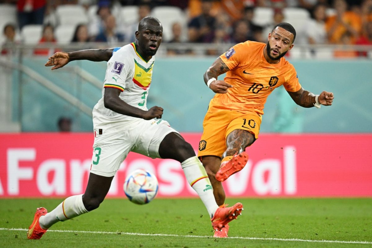 Memphis Depay fires a shot past Senegal defender Kalidou Koulibaly