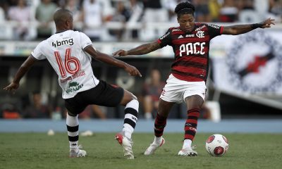 Marinho (R) of Flamengo competes for the ball with Andrey dos Santos of Vasco da Gama.